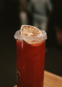 Zoom sur un cocktail servi lors d'un évènement d'entreprise