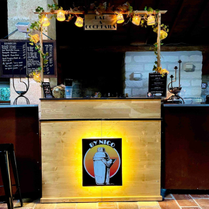 Un bar à cocktails mobile et élégant