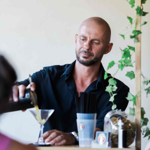 Un mixologue professionnel à domicile