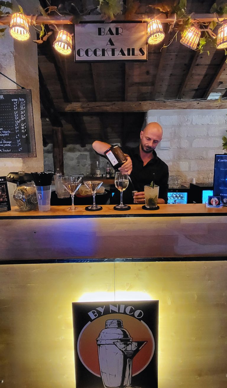 Bar à cocktails mobile installé pour un évènement privé