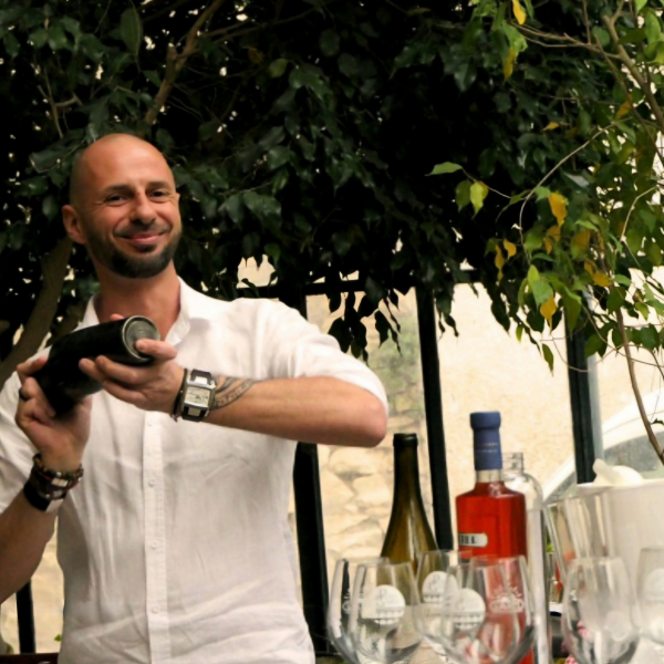 Un mixologue professionnel à domicile