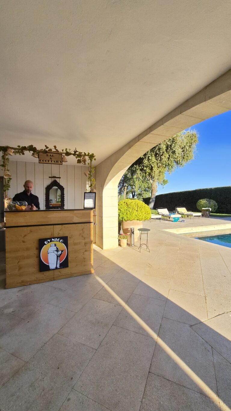 Le bar de By Nico cocktails installé dans un domaine en bord de piscine pour un séminaire
