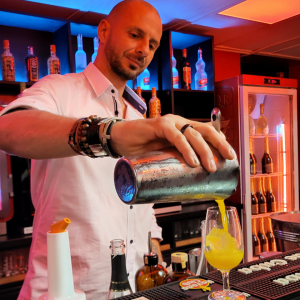 Mixologue pour du consulting de bar à cocktails